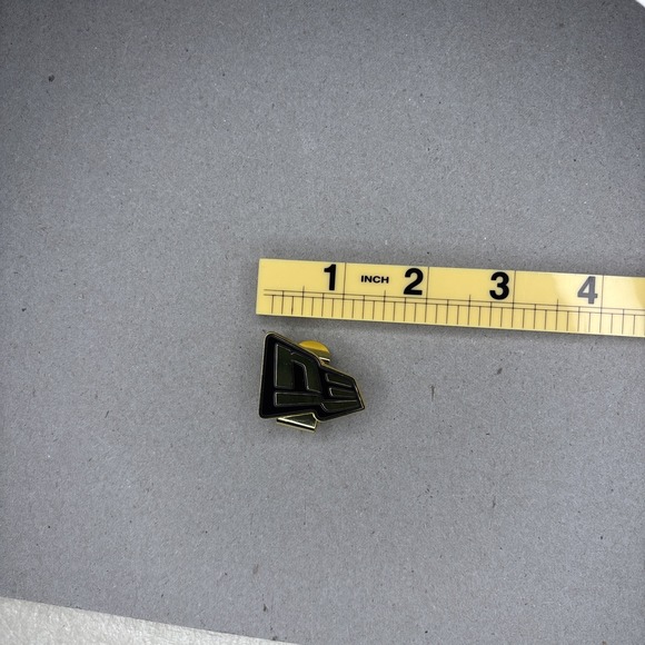 NEW ERA BLACK AND GOLD HAT CLIP - Picture 5 of 7